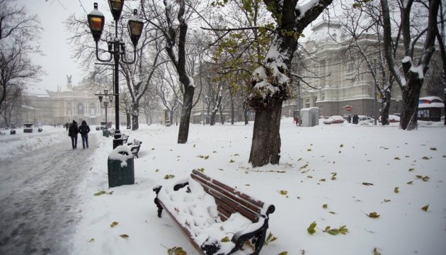 Українців у понеділок очікують сніг та ожеледь