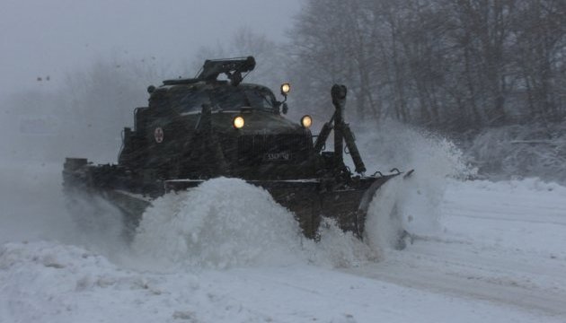На Хмельниччині із снігових заметів витягли 237 автівок і врятували майже 100 дітей