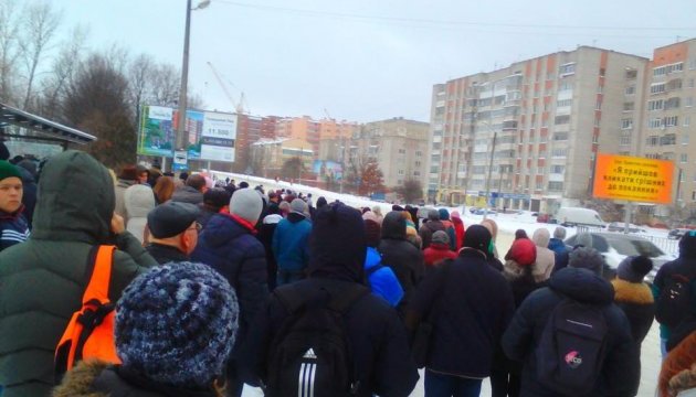 У Львові транспортний колапс: тисячі людей застрягли на зупинках