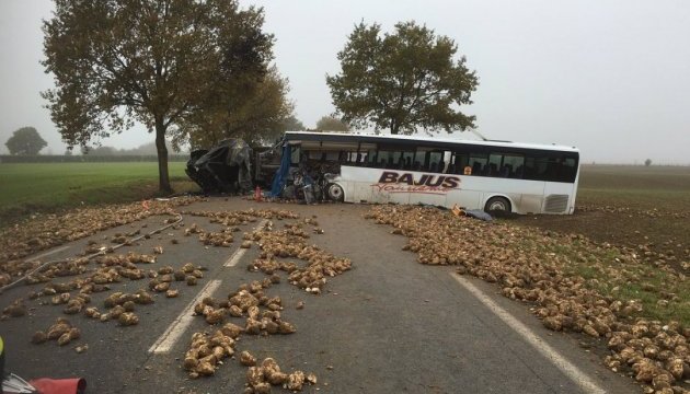 У Франції шкільний автобус влетів у вантажівку, є загиблий