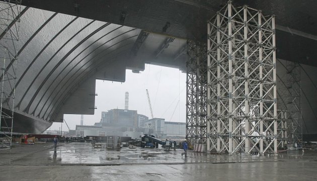 切尔诺贝利核电站保护罩的安全密封装备开始移动