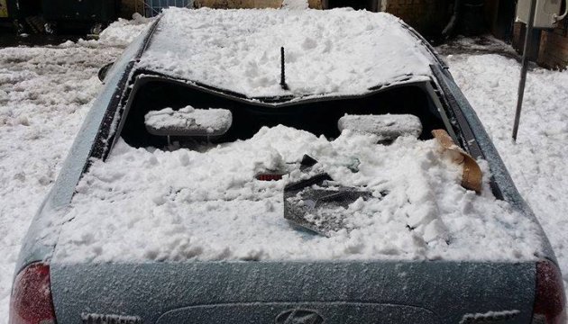 У центрі Києва снігова брила понівечила автівку