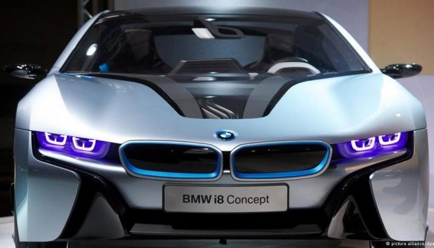 BMW націлилась на стотисячний продаж електрокарів і гібридів у 2017