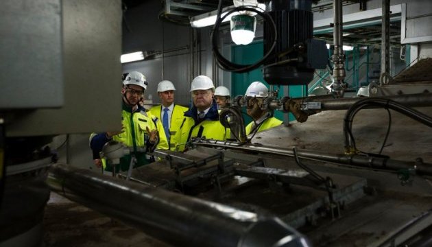 Порошенко подивився, як працює шведський завод з переробки відходів 