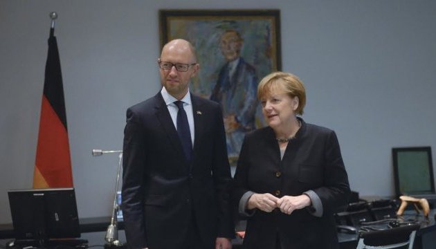 Яценюк і Меркель поговорили про Трампа