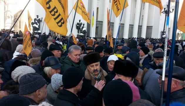 Мітингувальників відтіснили з проїжджої частини Грушевського і відкрили рух