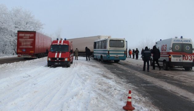 На Житомирщині фура зіткнулася в лоб із автобусом: 15 поранених