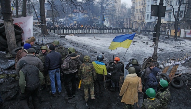 Революція Гідності: майданівці згадували Героїв Крут і зміцнювали барикади