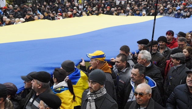 Масові протести не підтримують більше третини українців