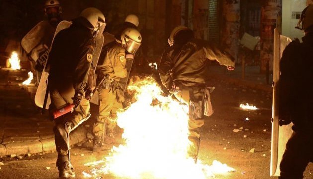 В Афінах сталися сутички поліції з анархістами, 13 затриманих