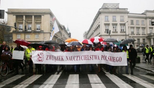 Польські освітяни протестували у Варшаві проти ліквідації гімназій