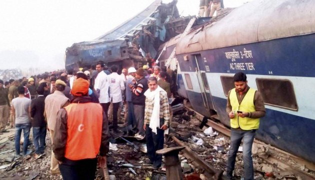 Залізнична катастрофа в Індії: не менше 60 загиблих