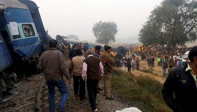 Аварія індійського потяга: посольство з'ясовує, чи є постраждалі українці