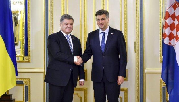 Poroshenko y Plenkovic analizan la participación de Ucrania en los proyectos de energía de Croacia