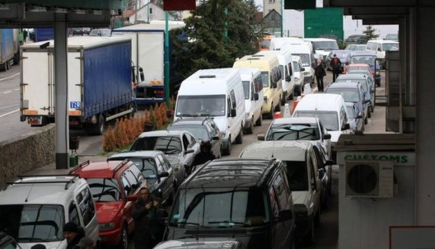 Over 800 vehicles piled up at Ukrainian-Polish border