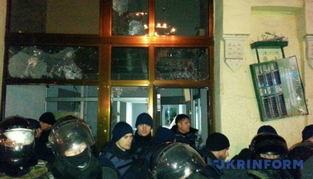 У центрі Києва розгромили російський «Сбербанк»