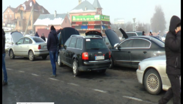 У Чернівцях знову протестують власники авто з іноземними номерами