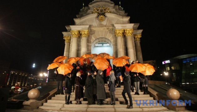 Насильство проти жінок: монумент Незалежності підсвітили помаранчевим 