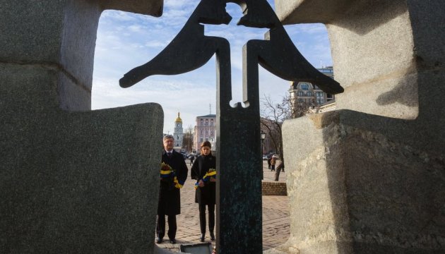 President, his wife laid flowers to monument of Holodomor victims