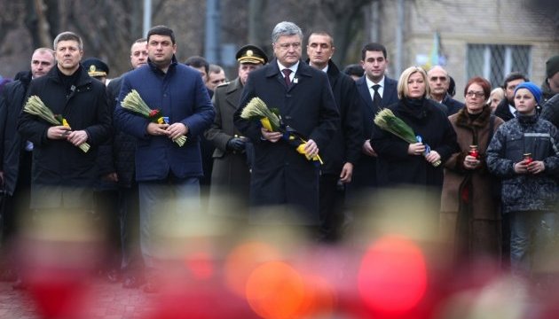 Очільники держави вшанували пам'ять жертв голодоморів в Україні