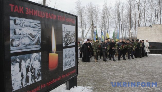 В Харкові у пам'ять про Голодомор виклали хрести із запалених свічок