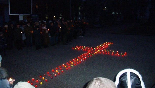 На Сумщині пам'ять жертв Голодомору вшановують біля Меморіалу у селі Піски