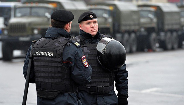 Поліцейські в москві 9 травня двічі побили чоловіка з прапором України