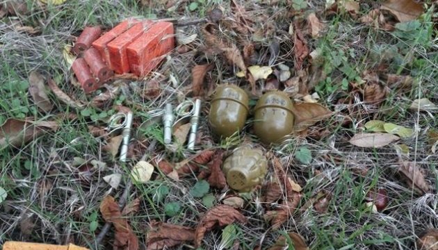 Гранатомет, Ф-1 і пластид: на Донеччині знайшли три схрони з боєприпасами