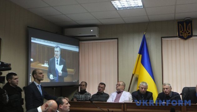 Янукович назвав присутність Луценка на допиті тиском на суд