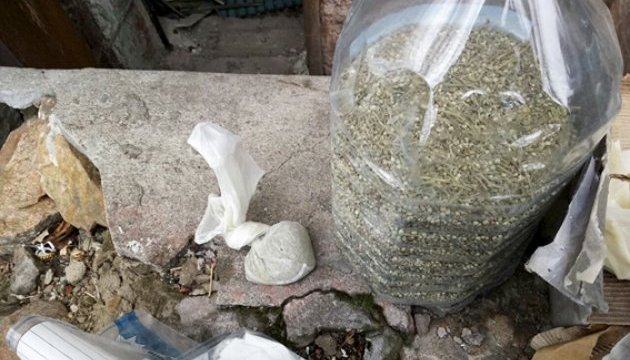 У Маріуполі в підвалі знайшли гранати, рушницю і 6 літрів коноплі