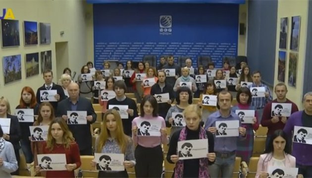 Flashmob en silencio en Ukrinform: “¡Libertad a Súshchenko!