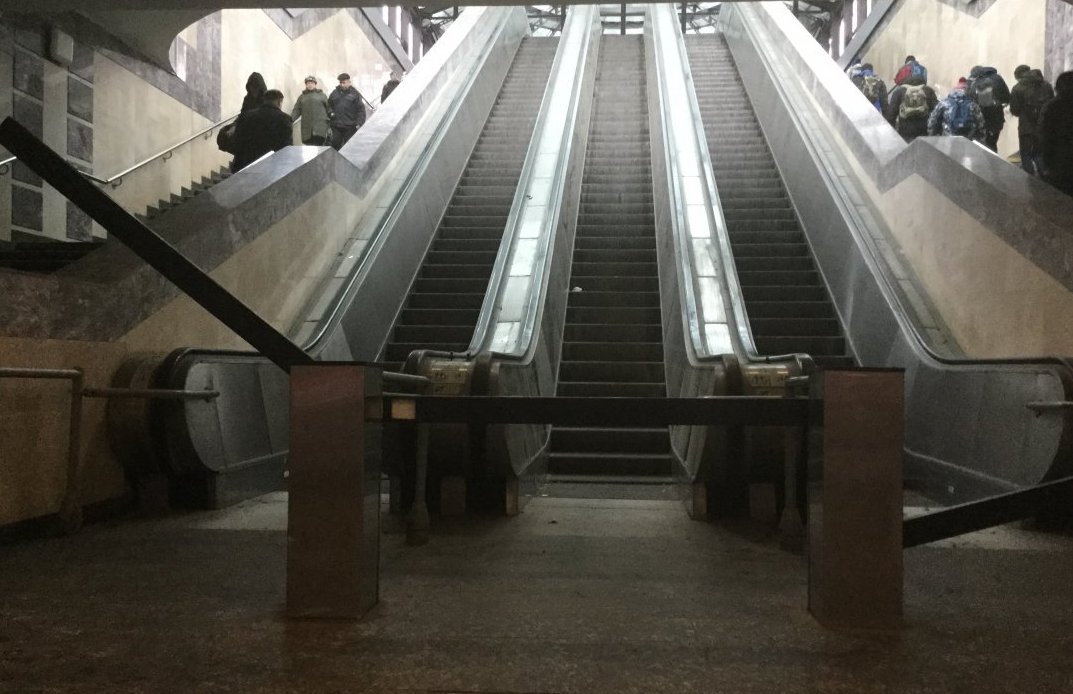 Эскалатор метрополитена поднимает неподвижно. Направляющие ступеней эскалатора. Металлическая балюстрада эскалатора метро. Цепь ступеней эскалатора Thyssen Velino ft 810. Противодымные экраны под эскалатор метро.