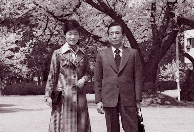 Молода Пак Кін Хе і її батько — президент Пак Чон Хі