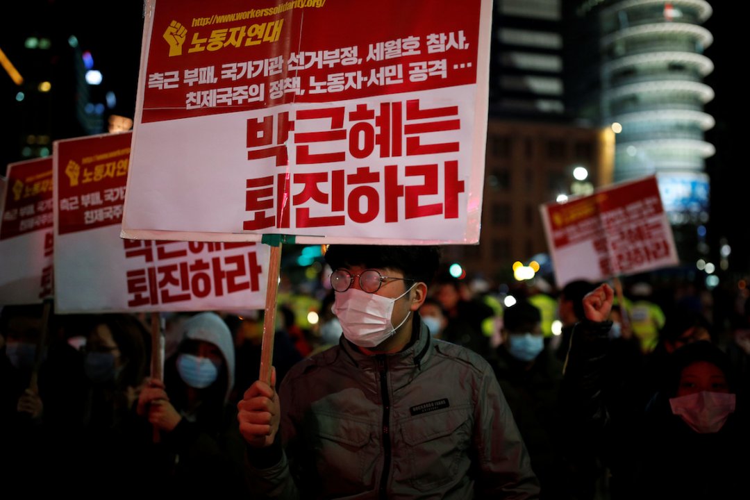 Сотні тисяч корейців знову вимагають відставки президента країни Пак Кин Хе 