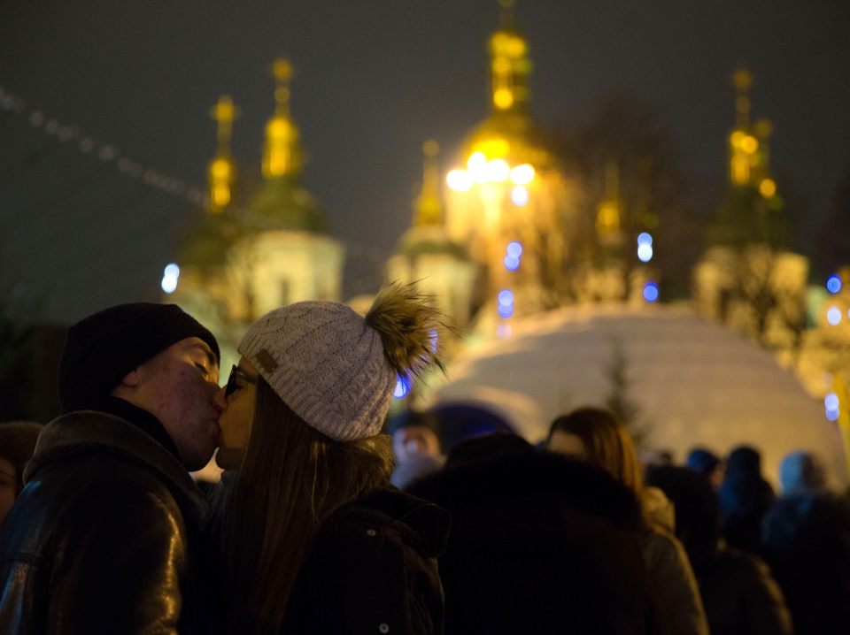 Ukraine’s main Christmas tree unveiled in Kyiv. Photos