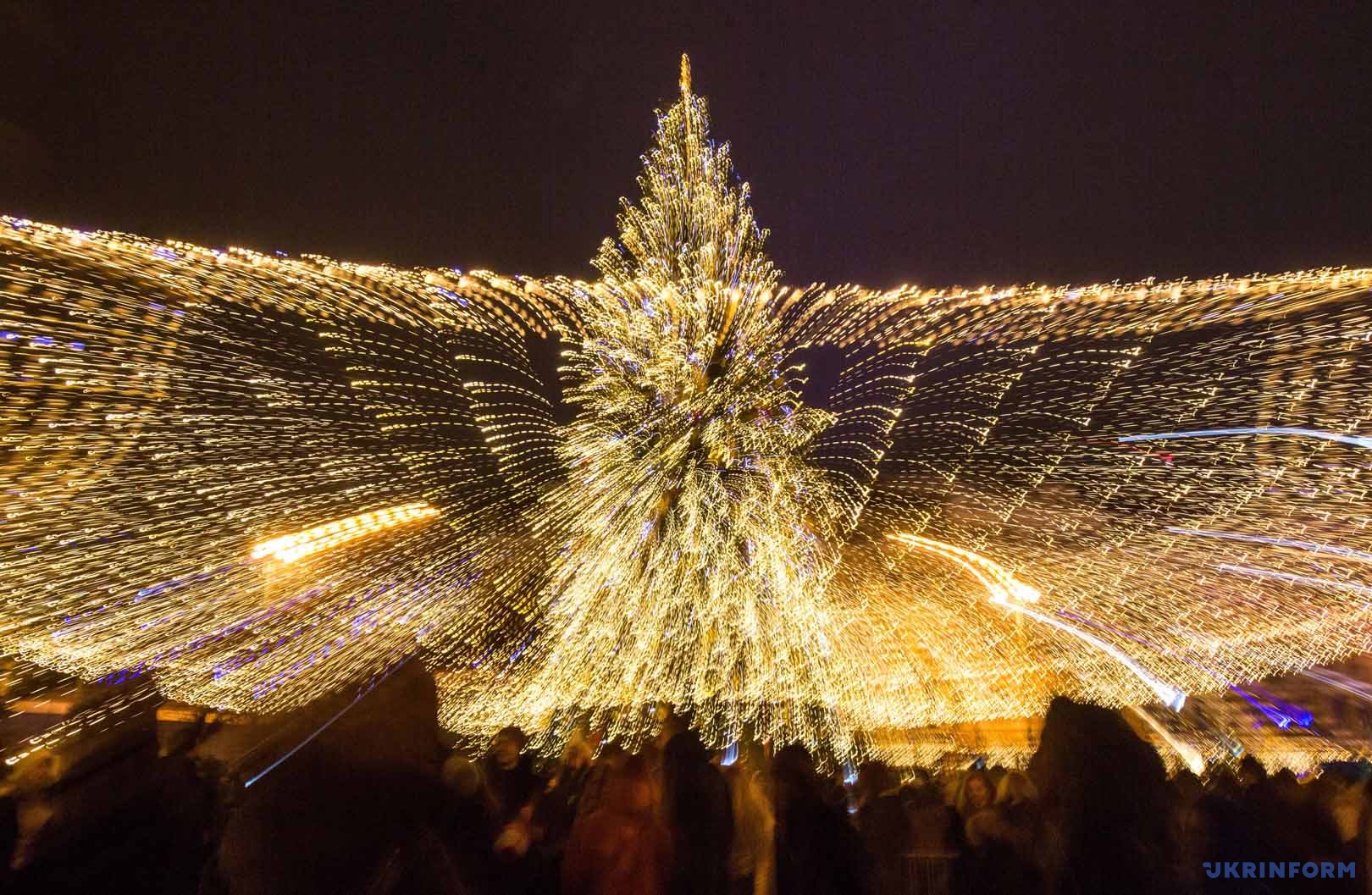 Ukraine’s main Christmas tree unveiled in Kyiv. Photos