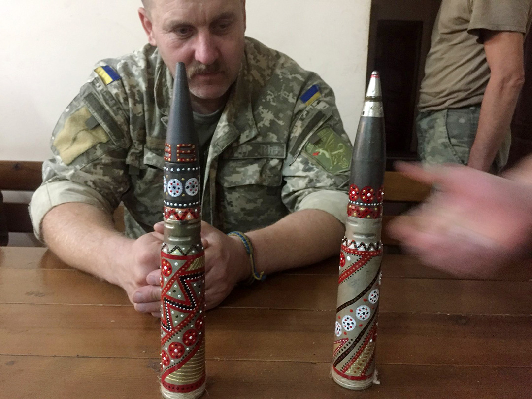 Трипільський візерунок на бойових патронах виконаний капеланом М.Мединським та бійцями 128-ї бригади. Донецька область. Автор фото: Іванна Калина-Костюк Трипільський візерунок на бойових патронах виконаний капеланом М.Мединським та бійцями 128-ї бригади. Донецька область. Автор фото: Іванна Калина-Костюк