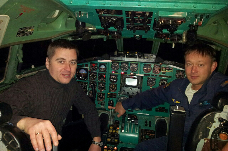 Командир літака Роман Волков (праворуч)