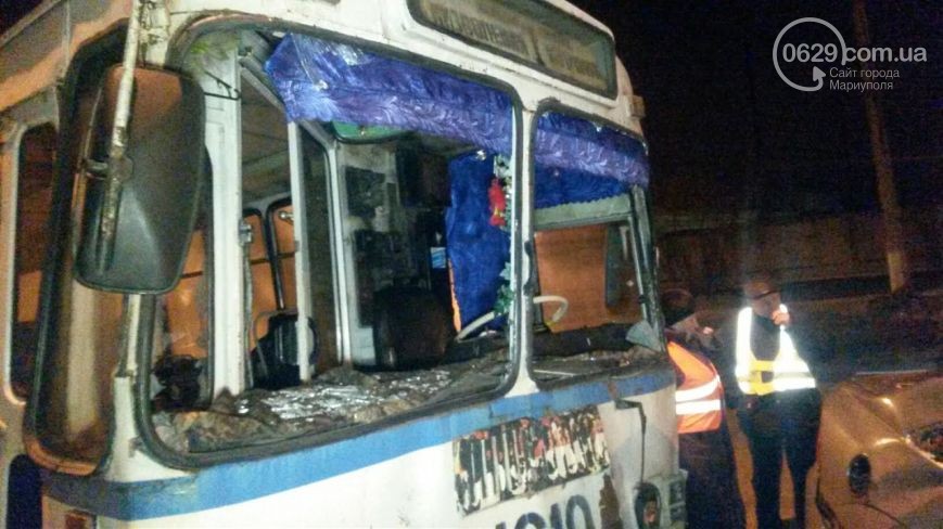 У Маріуполі поліцейський "врізався" в тролейбус: Є жертви - фото 4
