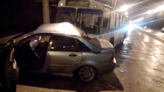 У Маріуполі поліцейський "врізався" в тролейбус: Є жертви - фото 7
