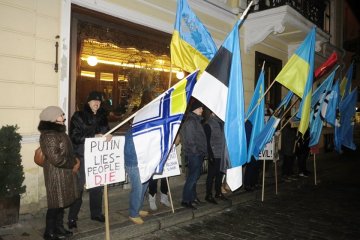 В Естонії пікетували посольство РФ через Сущенка, Крим та Донбас