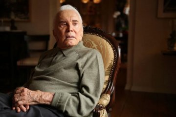 Легенде мирового кино Кирку Дугласу исполнилось 100 лет