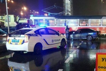 Біля цирку автомобіль врізався у трамвай
