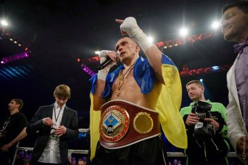 Усик нокаутував Мчуну і захистив пояс WBO