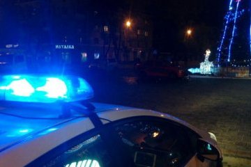 У Маріуполі п’яний поліцейський мало не збив міську ялинку