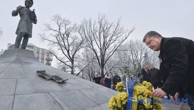 Порошенко вшанував пам'ять Тараса Шевченка у Варшаві
