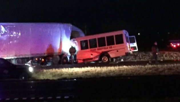 У Техасі зіткнулися автопоїзд і шкільний автобус, є потерпілі