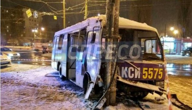 У Києві маршрутка врізалась у стовп: госпіталізовано трьох людей