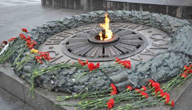 У Києві поклали квіти до могили Невідомого солдата