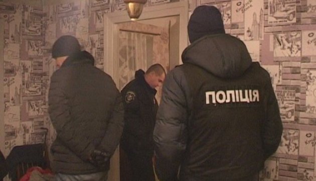 У Києві мати на 9 днів поїхала до коханця, зачинивши вдома малюків, син помер